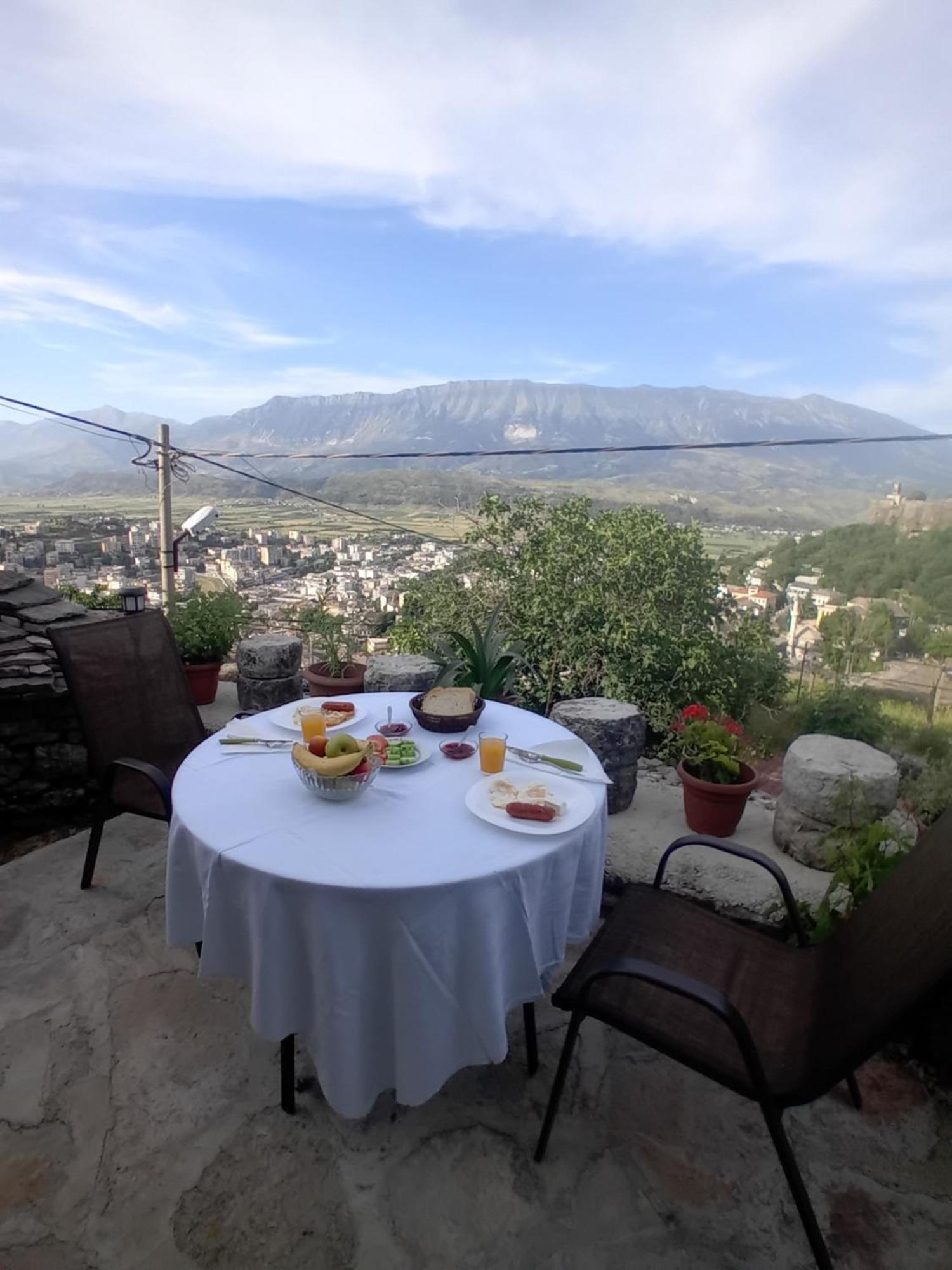 Arpet Guesthouse Gjirokastër Exterior foto