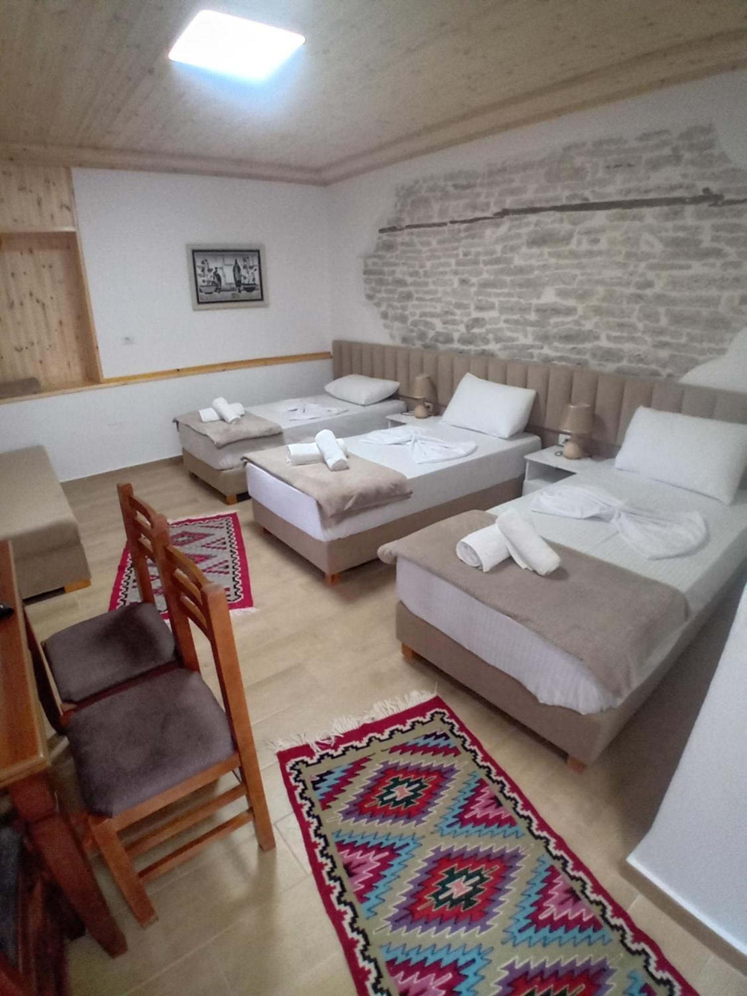 Arpet Guesthouse Gjirokastër Exterior foto