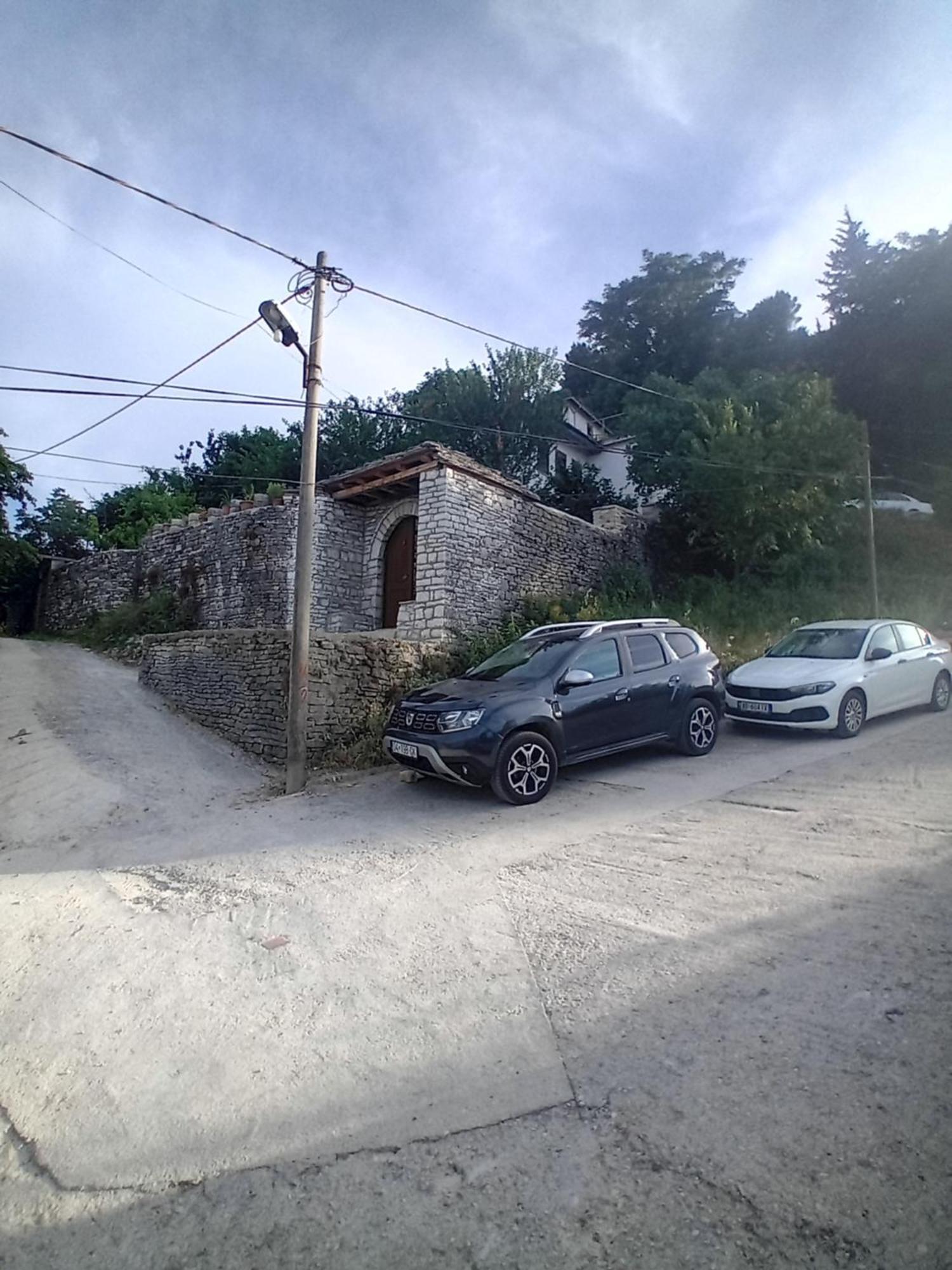 Arpet Guesthouse Gjirokastër Exterior foto