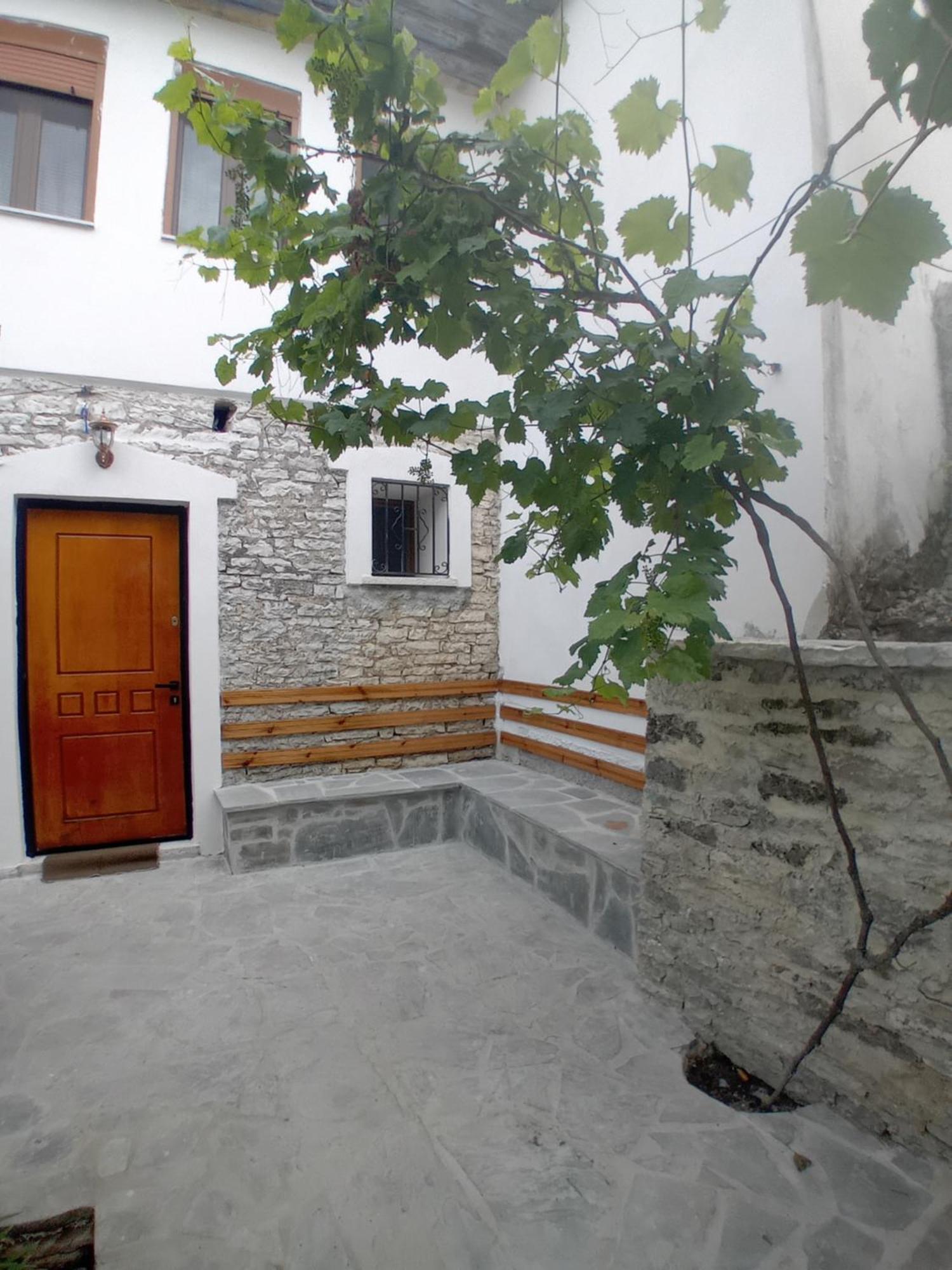 Arpet Guesthouse Gjirokastër Exterior foto
