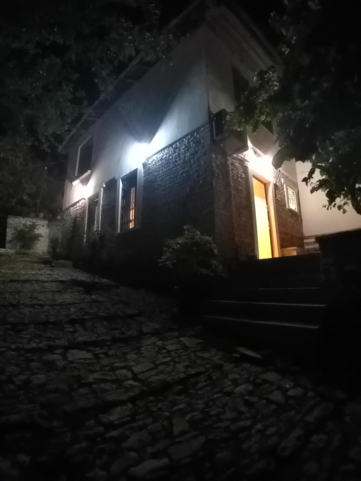 Arpet Guesthouse Gjirokastër Exterior foto